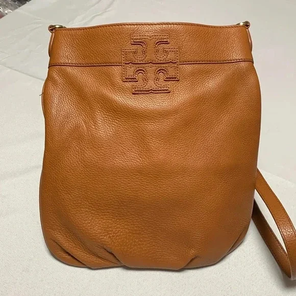 TORY BURCH Women’s Purse, great condition. Slight color transfer on the back.