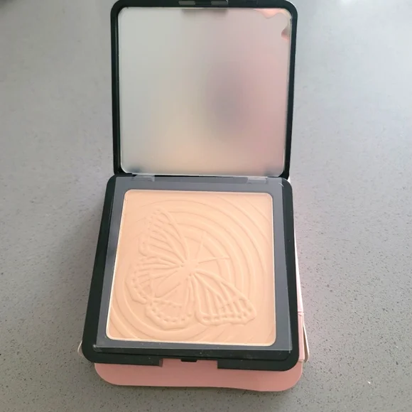 Whats Up Beauty - Wind Dancer Pressed Setting Powder - Light NIB