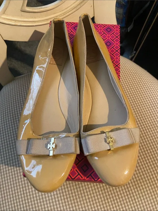 Tory Burch Beige  Patent Leather Bow Flats with Taupe Grosgrain 9