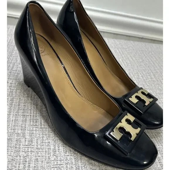 Tory Burch Gigi Black Patent Leather Classic Pumps Wedge Shoe 8.5 Gold T Logo