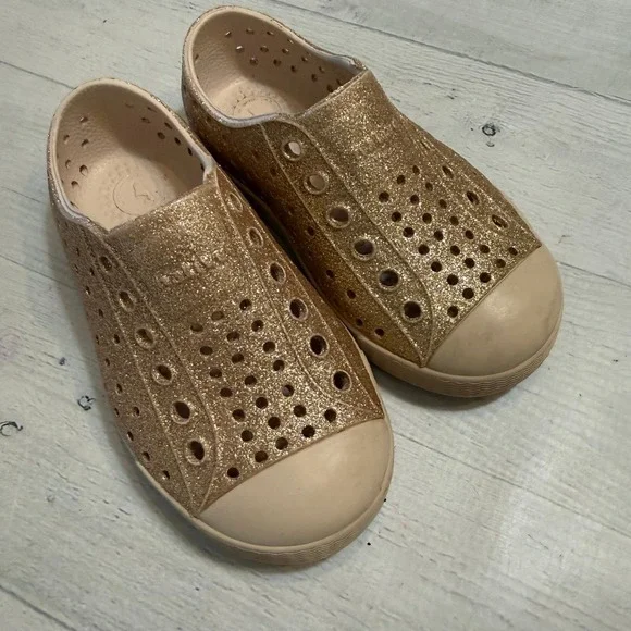 Native Jefferson girls slip on shoes gold‎ glitter little kids size 7