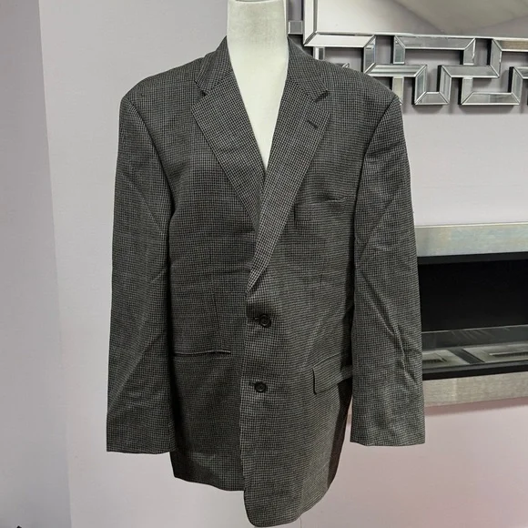 Men’s BURBERRY london 3 botton houndstooth blazer in a 46 R