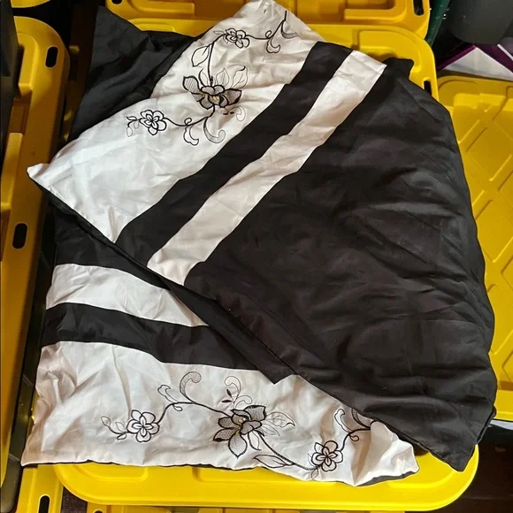 (2) Set of 2 Pillow Sham Covers Elegant Black/White Embroidered Bedding Set GUC