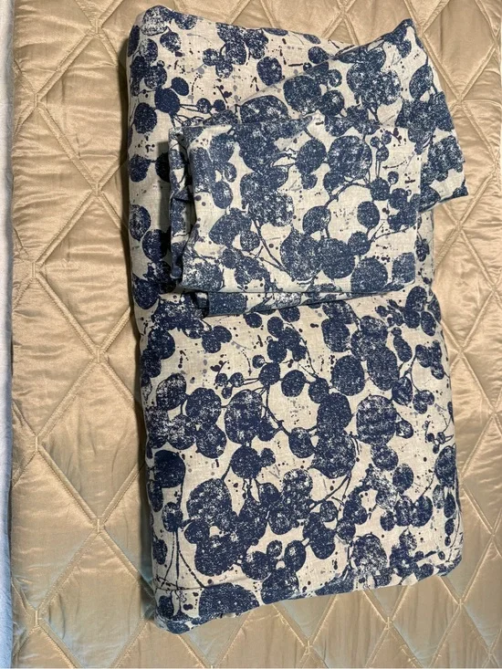 Calvin Klein Blue and White Floral Queen duvet and 2 standard shams, EUC