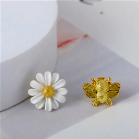 Kate Spade All Abuzz Bee Daisy Stud Earrings