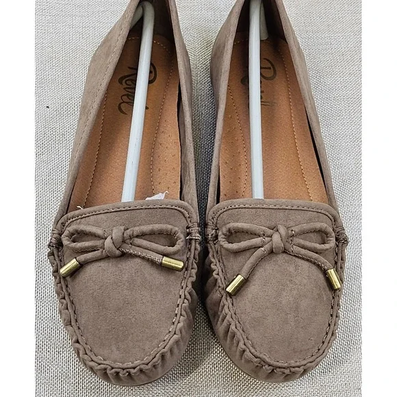 Revel Girls Darcy Moccasin Flats Taupe Faux Suede Loafers Bow Detail‎ Size 4