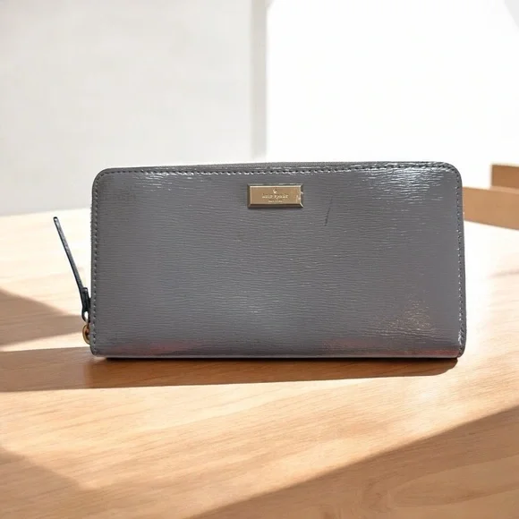 KATE SPADE NEW YORK GRAY PATENT ZIP-AROUND WALLET