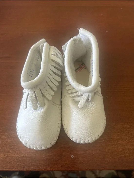 Minnetonka White Leather Velcro Kids  Fringe Moccasin Booties - Soft  Like New 4
