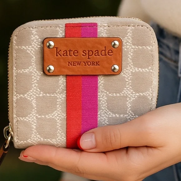 Kate Spade New York Barrett Zip Wallet – Classic Noel Stucco with Stripe