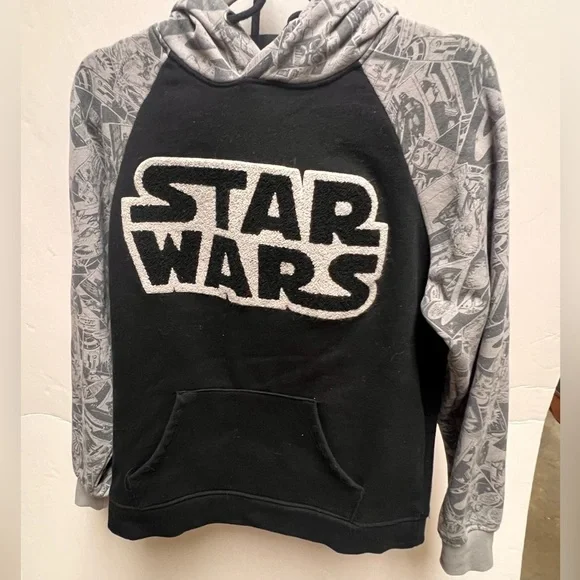 STAR WARS BLACK & GRAY HOODIE SWEATSHIRT WITH A LARGE, TEXTURED “STAR WARS” LOGO
