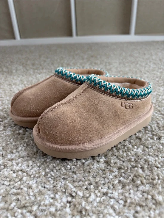 UGG Tasman Toddler Slippers - light beige with teal embroidery - Size 8