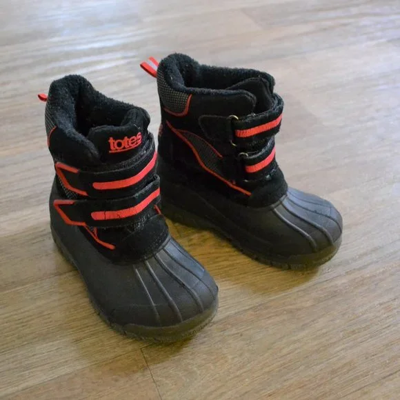 Totes Toddler Fleece Lined Snow Boot Red and Black Size 9