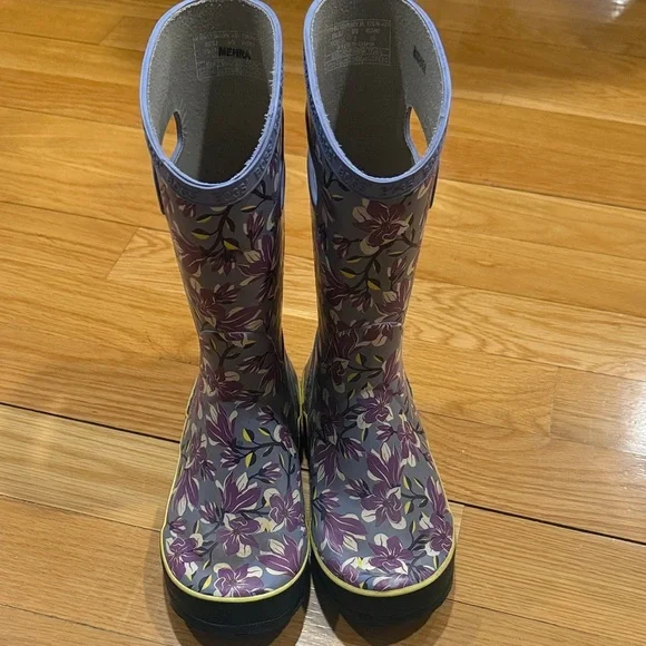 Bogs girls magnolia rain boots size 3 .