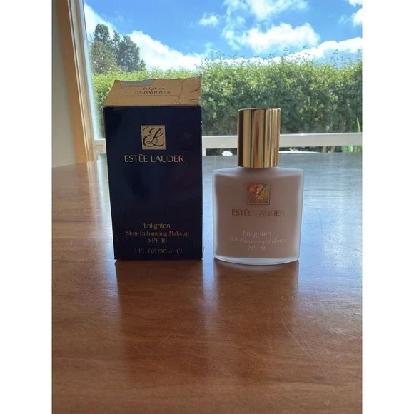 Estée Lauder Enlighten‎ Skin-Enhancing Makeup SPF 10 Shade 05-Daybreak 1 fl. oz.