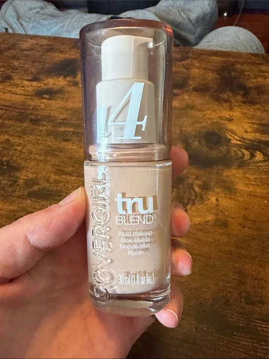 CoverGirl TruBlend Liquid Makeup - Shade 4 (Light Beige)