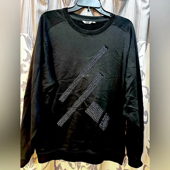 EUC Uniqlo Crewneck Black Sweater Solid Knit Size L‎