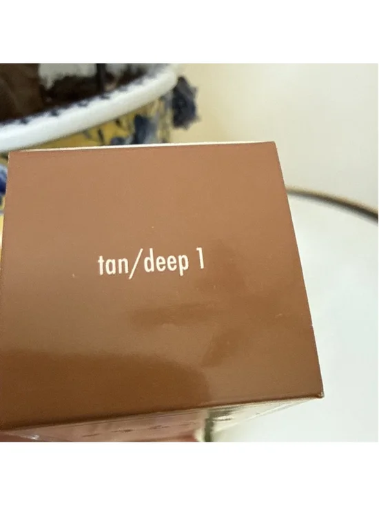 Stila Hide and Chic Fluid Foundation 1oz Full Size Tan/Deep 1 New in Box