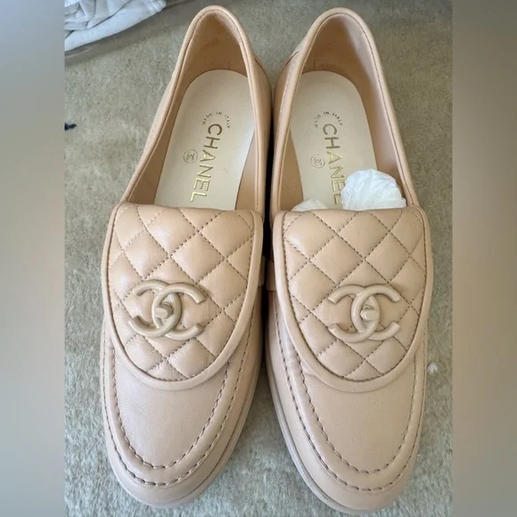 CHANEL 24C LAMBSKIN BEIGE LOAFERS W/TONAL LOCK-WORN ONCE! SIZE 39