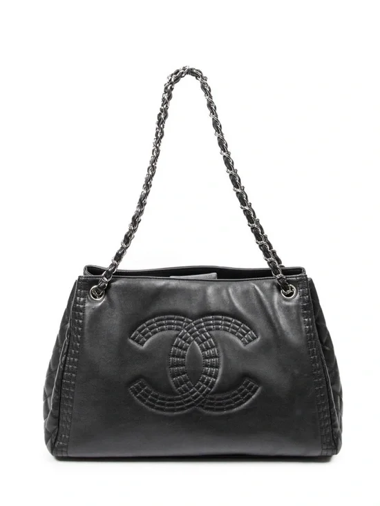 CHANEL Black Quilted Leather Shoulder Bag with Chain Strap