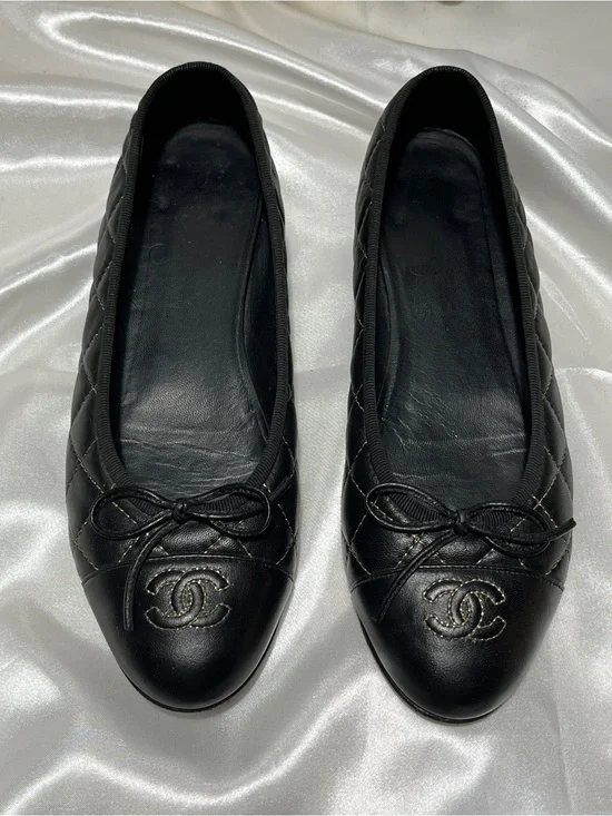 CHANEL Black Quilted Leather Ballet Flats with CC Logo