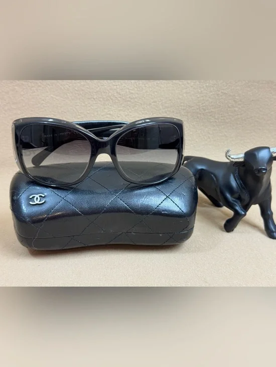 CHANEL Black Sunglasses with Iridescent CC Emblem