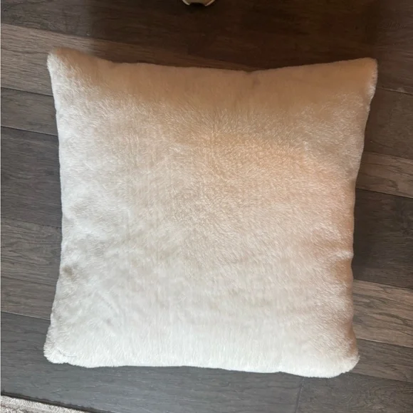 Rachel Ashwell Fur Pillow with Insert 25 x 25 Includes insert