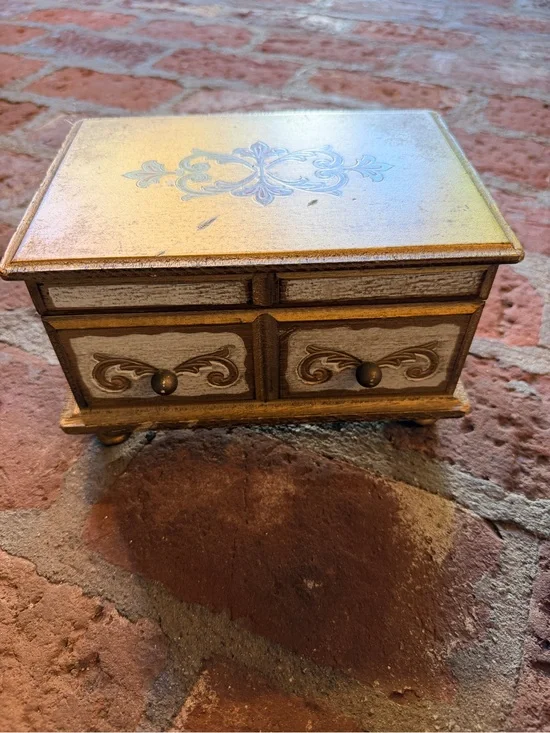 Vintage Florentine Gold  Fleur Motif Gilt Wood Music Jewelry Storage Music Box