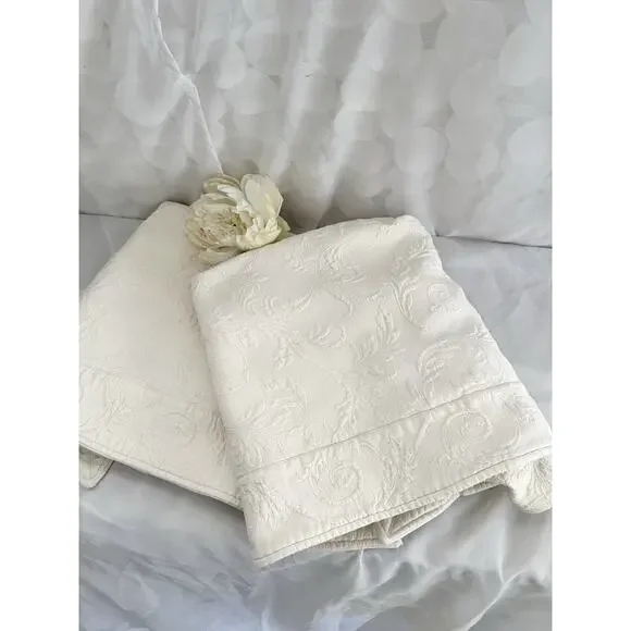 VTG Set Of Two Ivory Matelasse Pillow Shams Square Euro Fleur De Lis Brazil