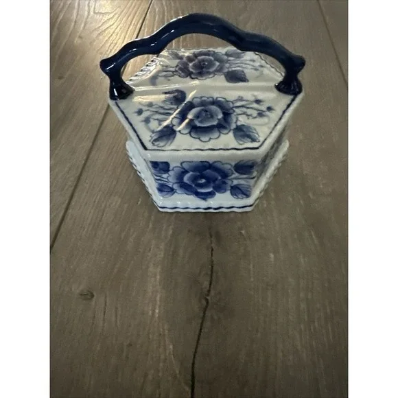 VTG BLUE & WHITE LIDDED DRESSER JAR MADE IN THAILAND FLORAL TRINKET JEWELRY‎ BOX