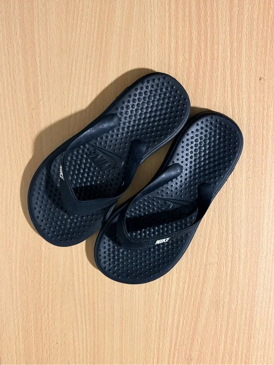 Nike Kids Black Flip Flops SOLAY Thong Sandals EUC White Spellout Kids Size P11