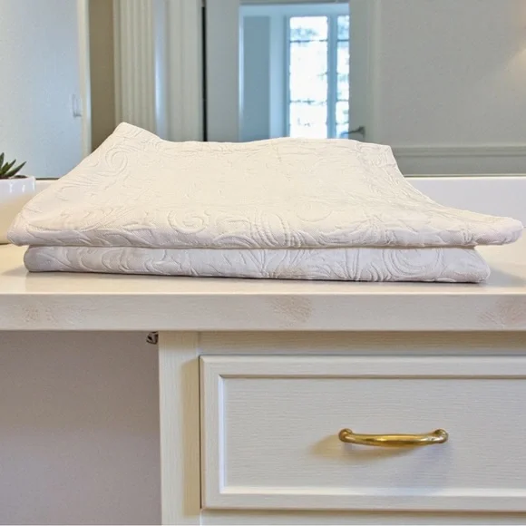 FRONTGATE 2 Matelasse White KING Pillow Shams