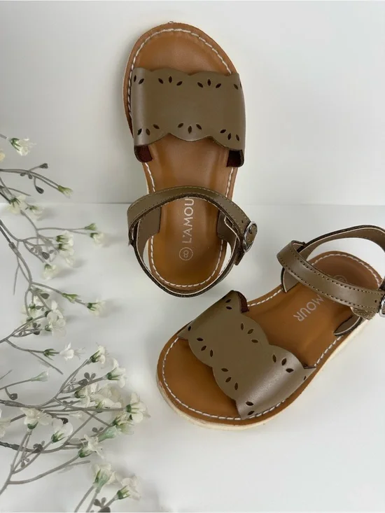 L’Amour Girls Taupe Sandals Size 8 – Scalloped Cutout Detail