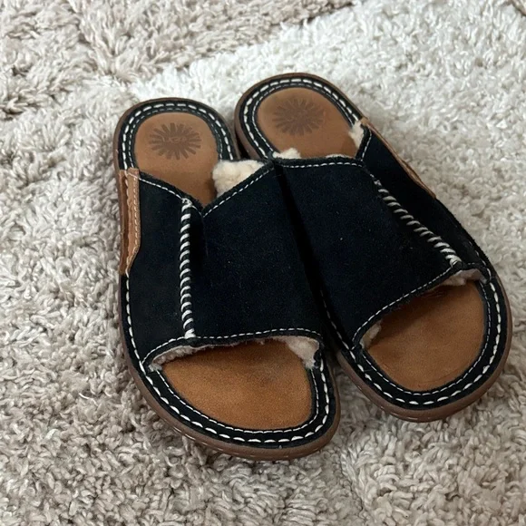 UGG Lil Spinner Black and Tan Sandals
