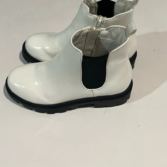 Steve Madden White and Black Sandals