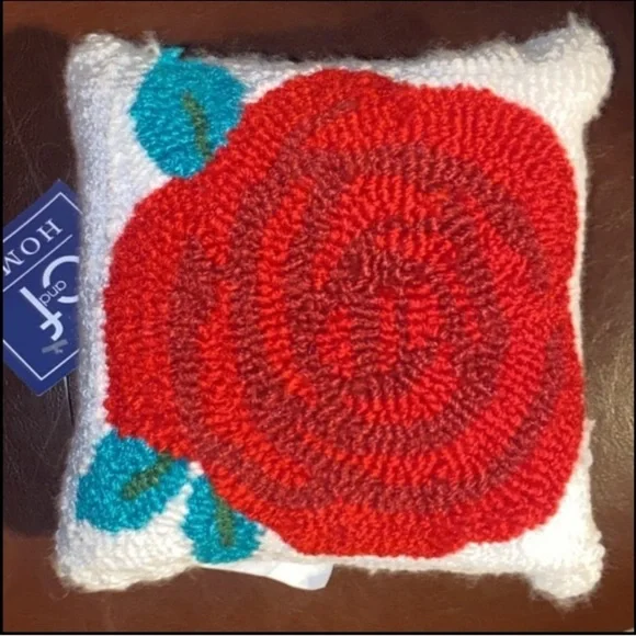 Rose Floral Knit Accent Pillows (2) 🆕