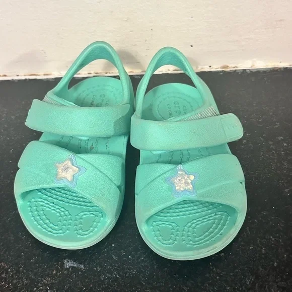 Crocs Girls Classic Star Charm Sandals (Light Green)