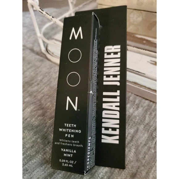 Kendall Jenner Moon Teeth Whitening Pen Vanilla Mint .09 Oz / 2.65 ml 01/2024