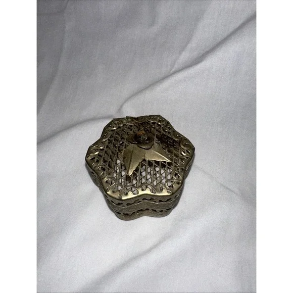 Vintage Silver Tone Filigree Scrollwork Mesh Metal Floral‎ Rose Trinket Box