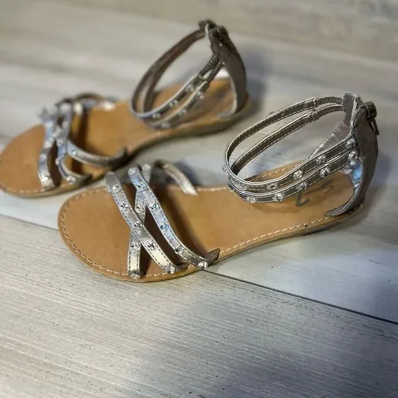 Seven7  silver metallic “Diamond “ Sandals. Zippered Heel Sz 3