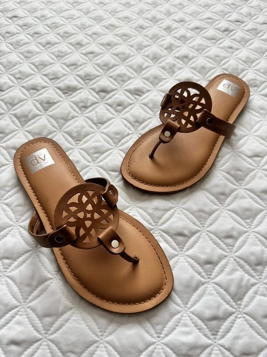 DV by Dolce Vita Candle Brown Cutout Medallion Toe-Post Sandals Size 3