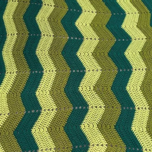 🎀Vintage🎀 Handmade Green Chevron Hand Knit Blanket 40inx62in
