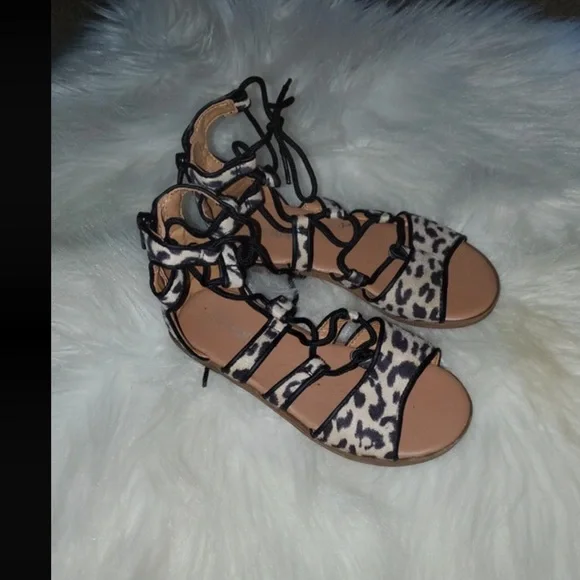 Girl’s Old Navy lace up animal print sandals size 11c EUC