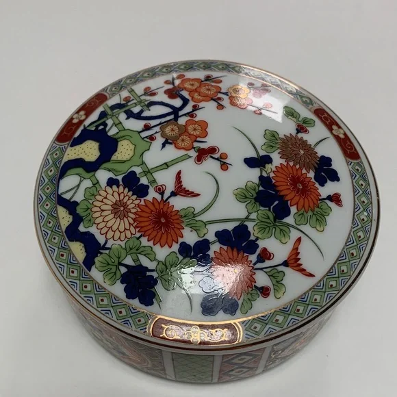 Elegant & Stylish Floral Ceramic Makeup Organizer. Used in Great condition. 5x5.