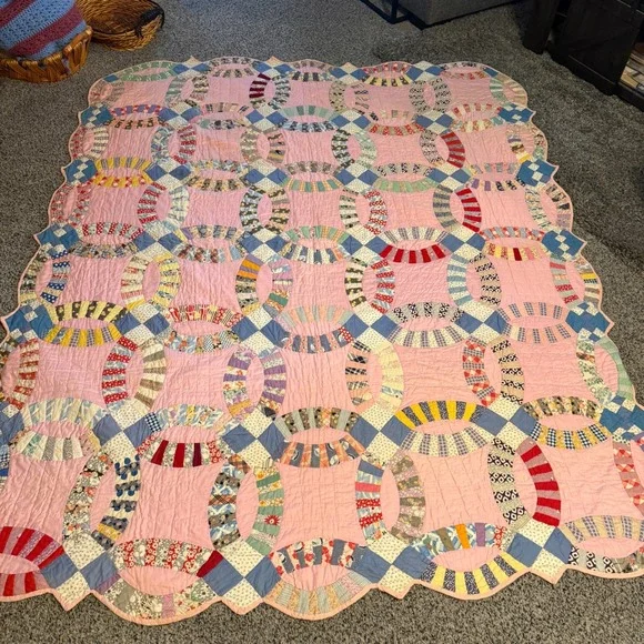 Vintage Handmade Double Wedding Ring Quilt Pink Scalloped Edge 84x70 Cotton
