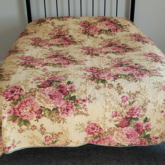 Elegant Floral Quilt Comforter with Pink and Green Design