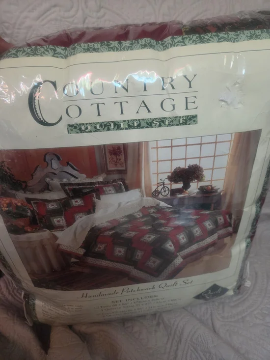 NWT Country Cottage Full/Queen Quilt Set