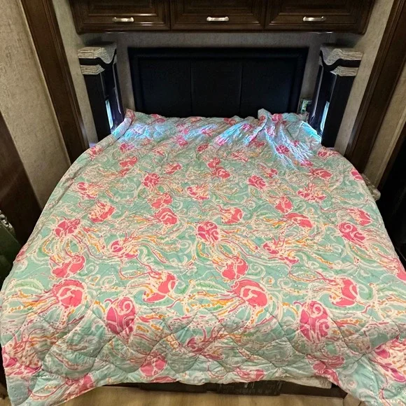 Lilly Pulitzer Garnet Hill Reversible Quilt Comforter Pink Teal Jellyfish 88x90