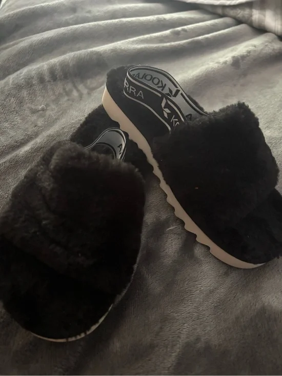 Koolaburra Kids Black Fuzzy Slide Sandals with Cream Sole