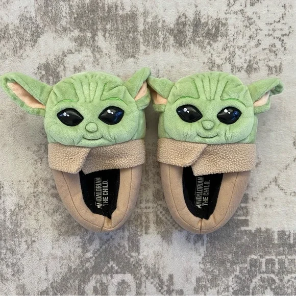 Green and Tan Baby Yoda Slippers‎ Size 13-1