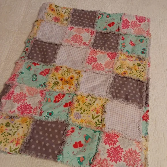 🌺 Vintage Hand Crafted Patchwork Baby Quilt